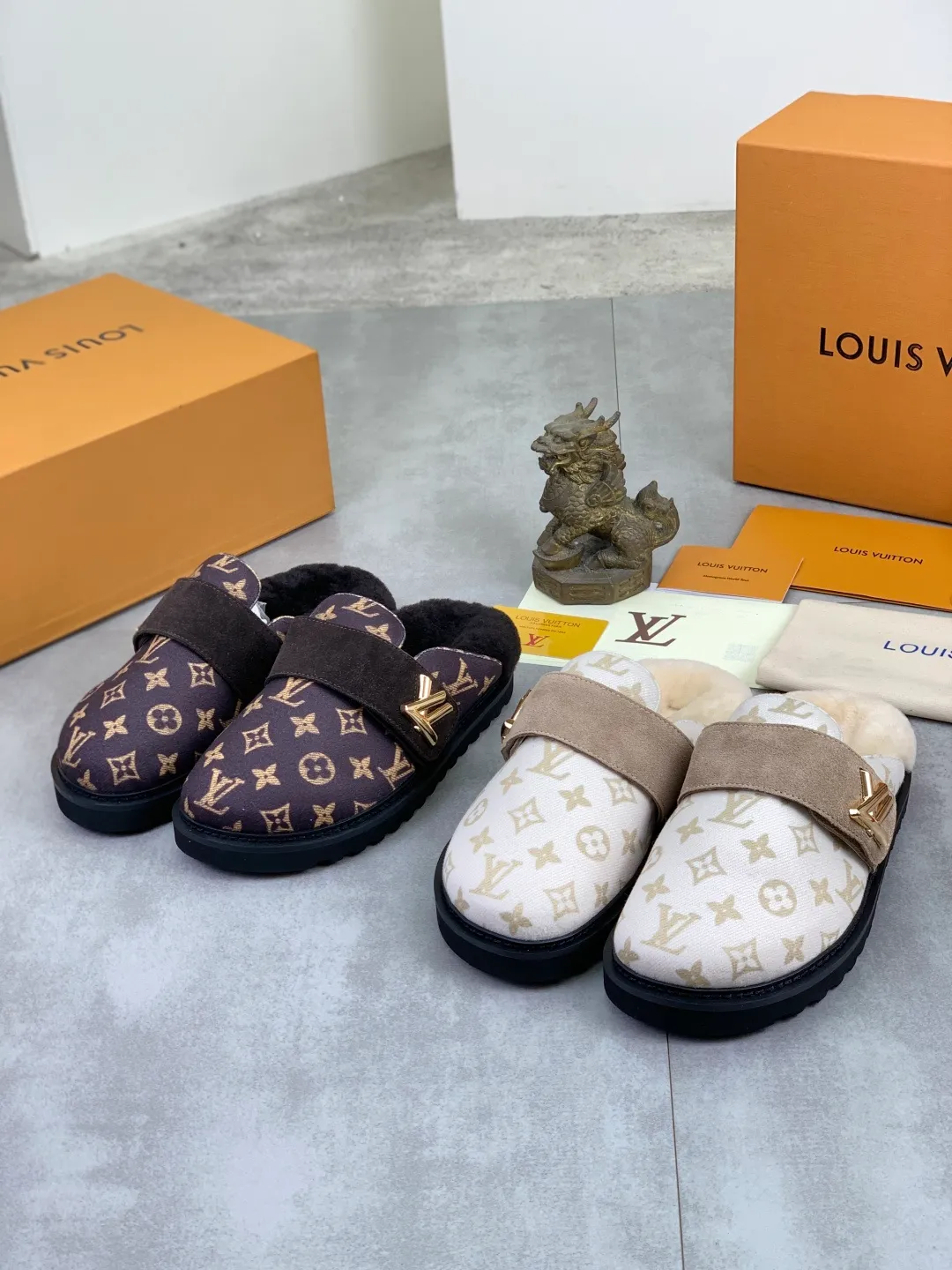Men's Men's Shoes P480 New Couple Style LV Louis Vuitton L Family Donkey Brand Latest Easy Series Birkenstock Baotou Thick Sole Wool Slippers Sandals Original purchase, development and production This LV Easy sandal is made of suede cow leather, with Monogram pattern to highlight the trendy style. Adjustable straps with illuminated LV letters, flexible insoles and micro outsoles provide a light and comfortable experience. Exquisite packaging at the delivery counter 🛍📦 ▪️Fabric: Original custom imported first-layer cowhide ▪️Inner lining: Original customized warm wool lining ▪️Outsole: Original open-molded rubber foam material ▪️Sole thickness: 4CM ▪️Size: Men and women 35-45